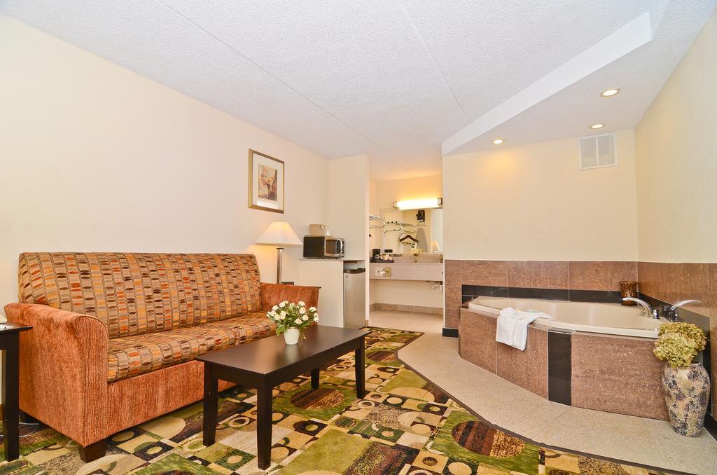 Quality Inn & Suites Coliseum Greensboro Eksteriør billede