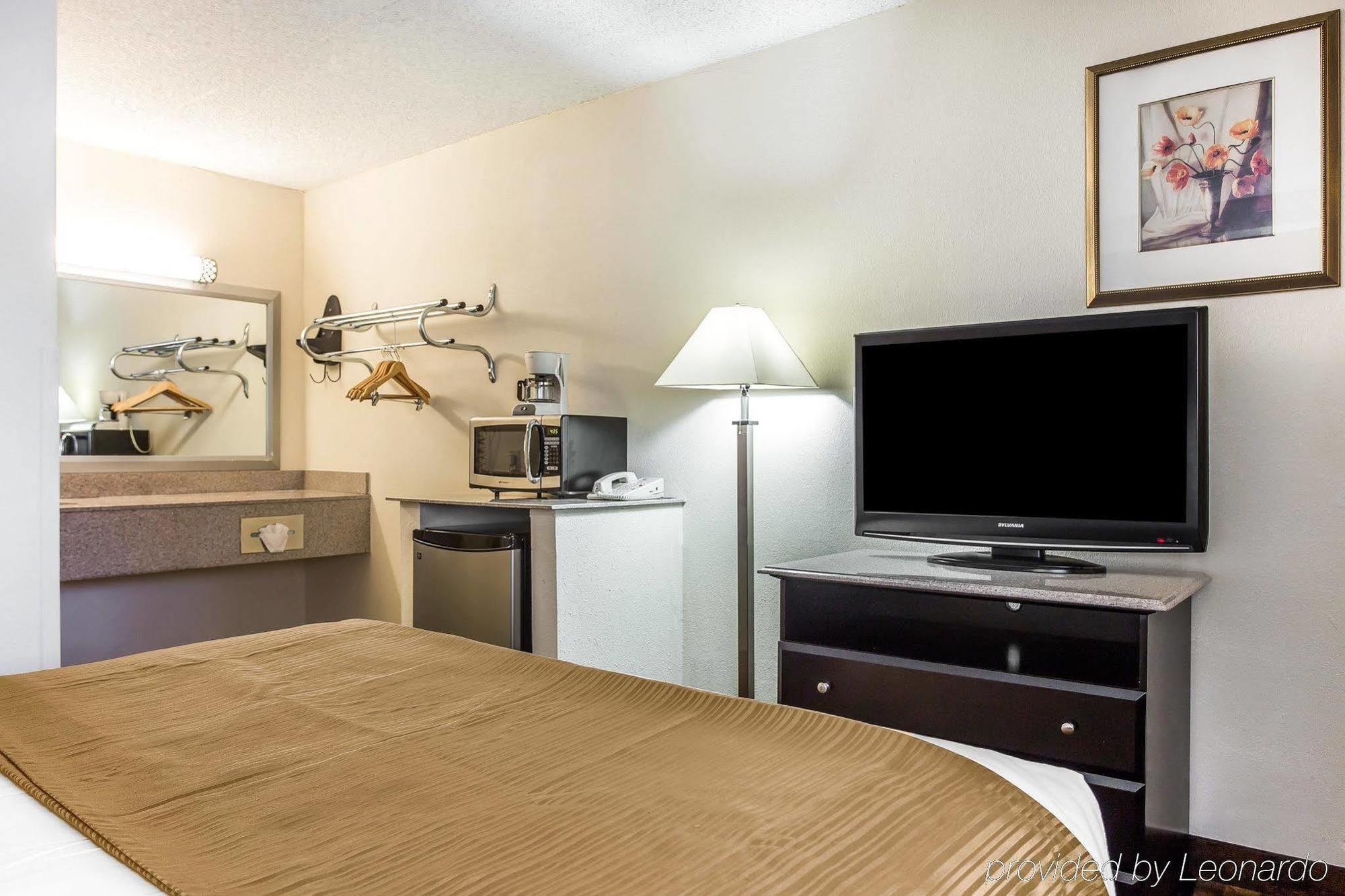 Quality Inn & Suites Coliseum Greensboro Eksteriør billede