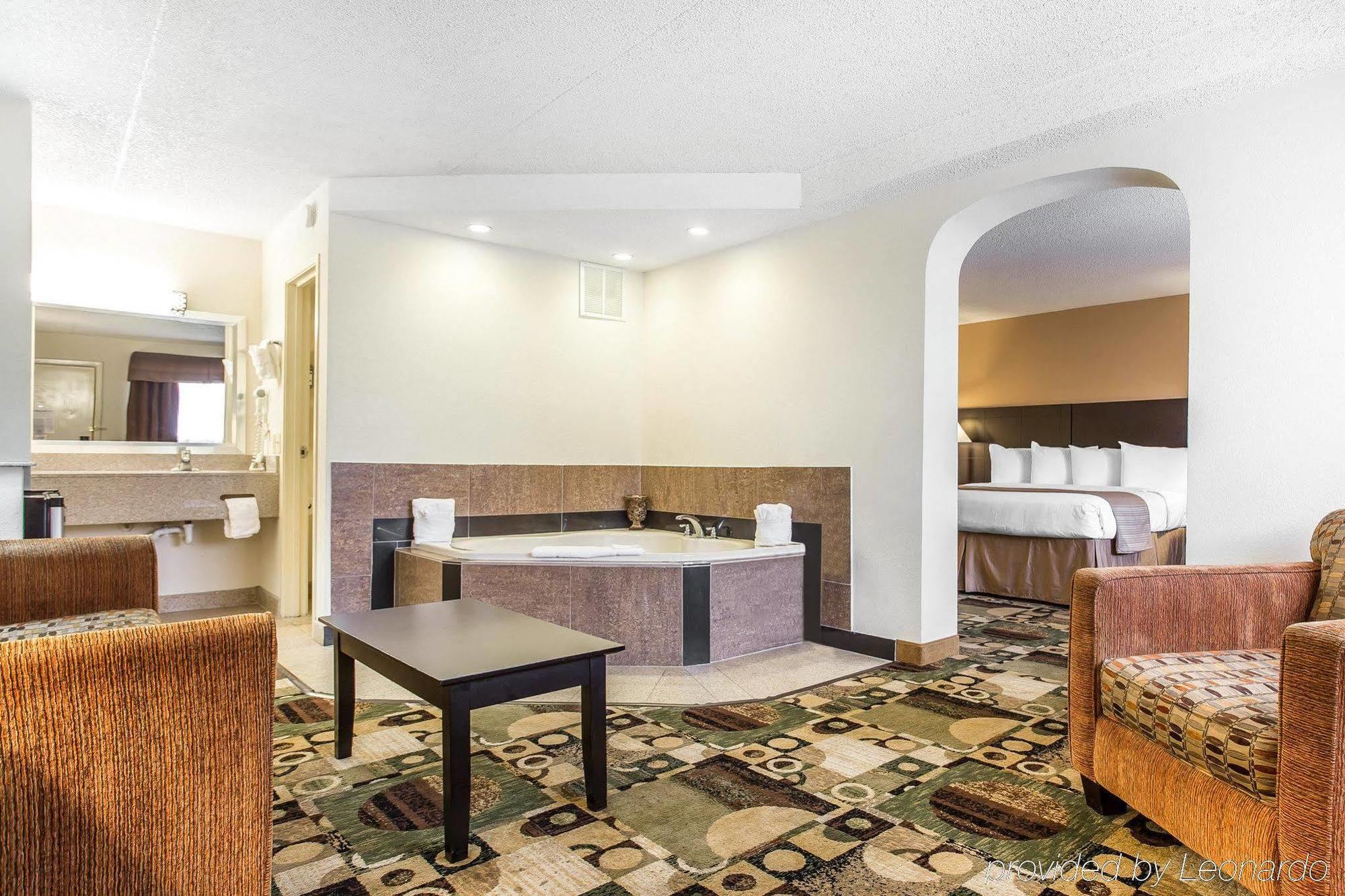 Quality Inn & Suites Coliseum Greensboro Eksteriør billede