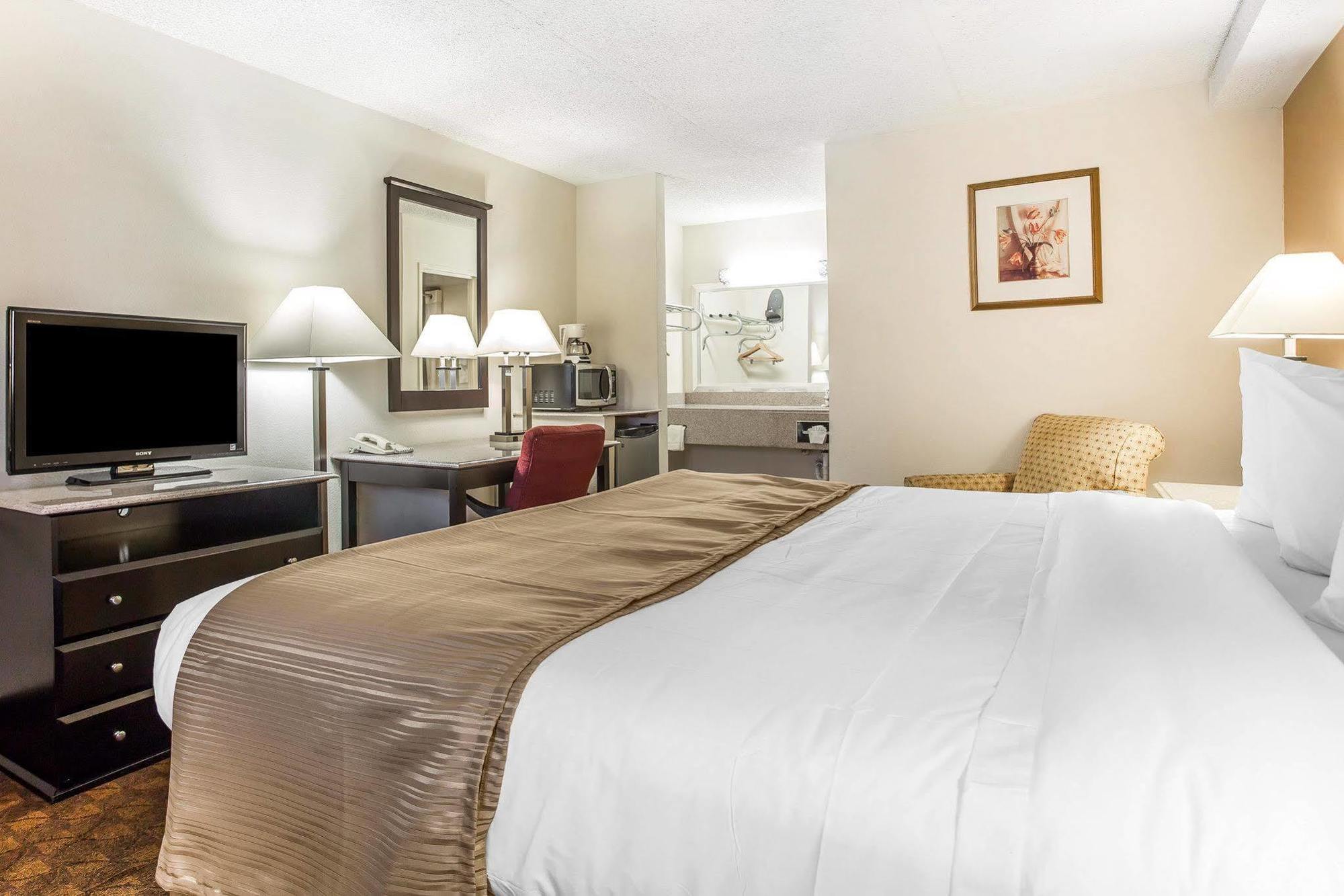 Quality Inn & Suites Coliseum Greensboro Eksteriør billede